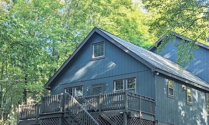 Lake Harmony Estates House | Charming Lake Harmony Chalet Cabin w/King Bed, Close to Lake