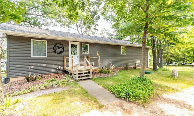 Friendship Cottage | CHARMING LAKEFRONT COTTAGE ON THE EASTERN SIDE OF CASTLE ROCK LAKE