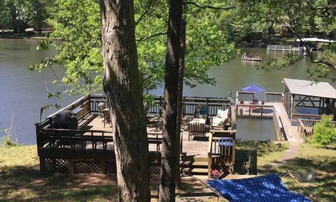 New London House | Charming lakefront home