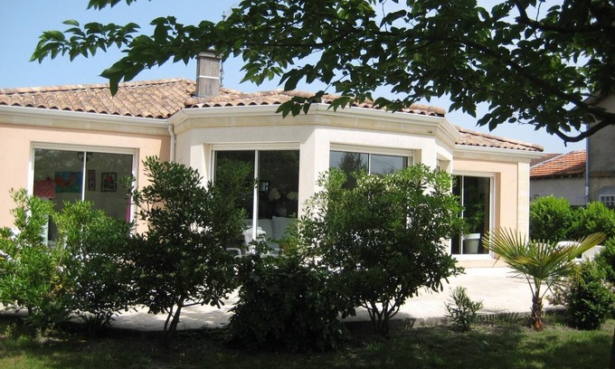 Eysines House | Charming light-filled house on the vineyard, beach and gastronomy route