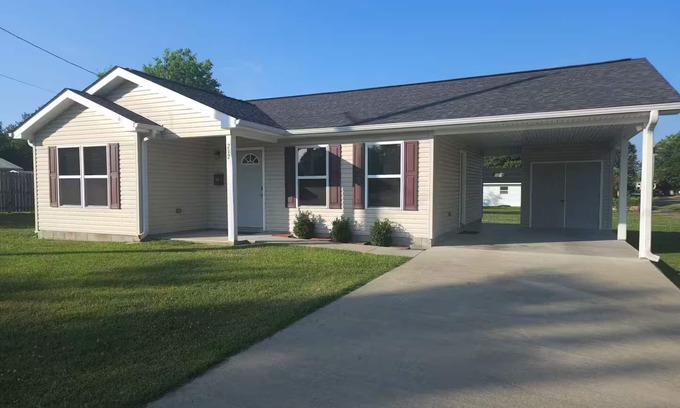Mena House | Charming little home located in the heart of Mena.
