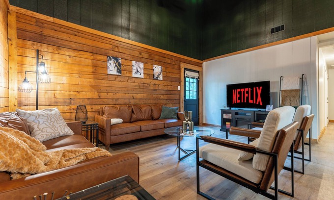 Heber Springs Cabin | Charming Log Cabin Retreat - Minutes from fly fishing!