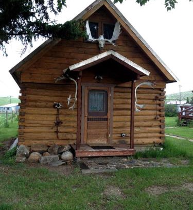 Pony House | Charming Log Cabin with Mountain Views near Trails in Pony, Montana
