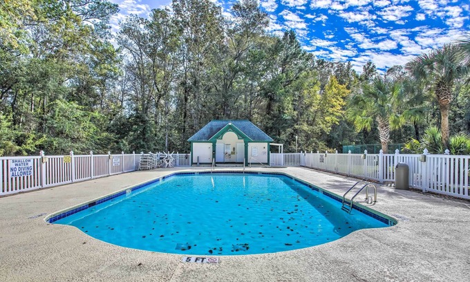 Longs Condo | Charming Longs Condo ~ 30 Mi to Myrtle Beach!