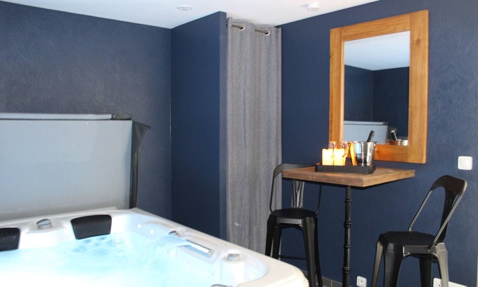 Fontenay-le-Comte House | Charming love room Althea