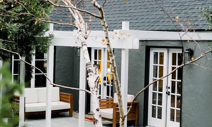 Cedar Glen Cabin | Charming + LUXE hideaway・fireplace・wine・BBQ ・deck