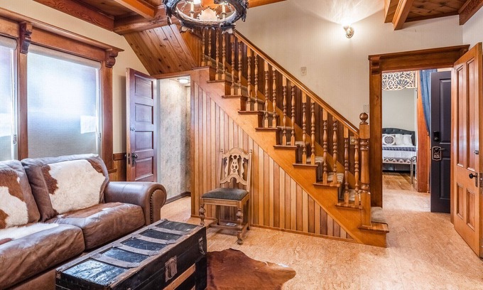 Bishop House | Charming Luxurious Downtown Victorian Home 2 bedrooms Living areas 2500 sq ft.