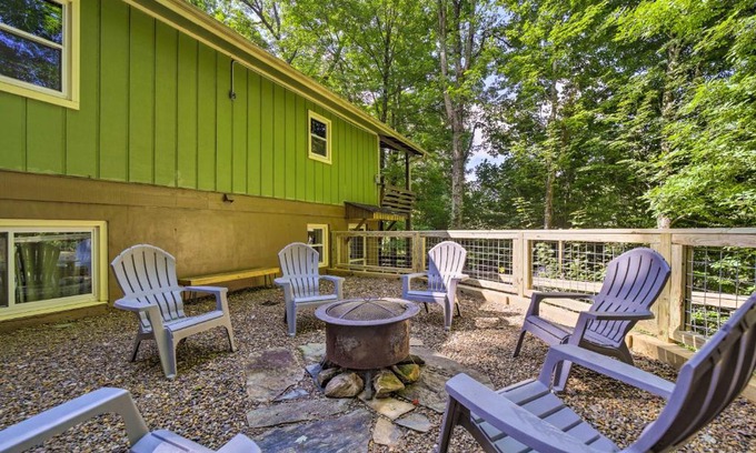 Maggie Valley House | Charming Maggie Valley Getaway with Fire Pit!