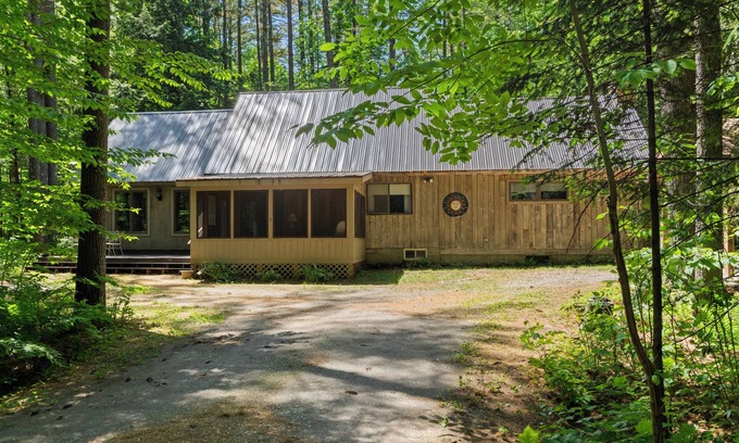 Bridgton Cottage | Charming Maine Cabin with Access to Shared Sandy Beach on Highland Lake!