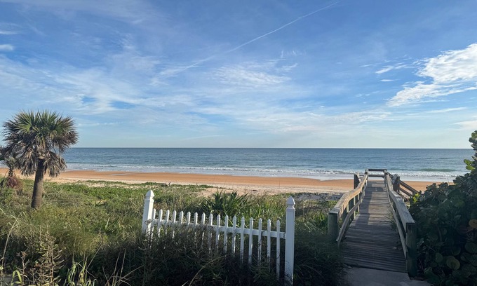 Ormond Beach Cottage | Charming Mako Beach Cottage, 2-bedroom with WiFi, AC in amazing Ormond Beach
