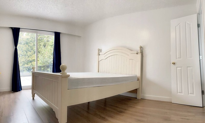 Richmond House | Charming master bedroom with AC, WiFi in a Richmond house