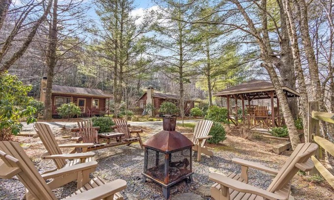 Blowing Rock House | Charming Modern Cabin & Hiking Trails & Fire Pit