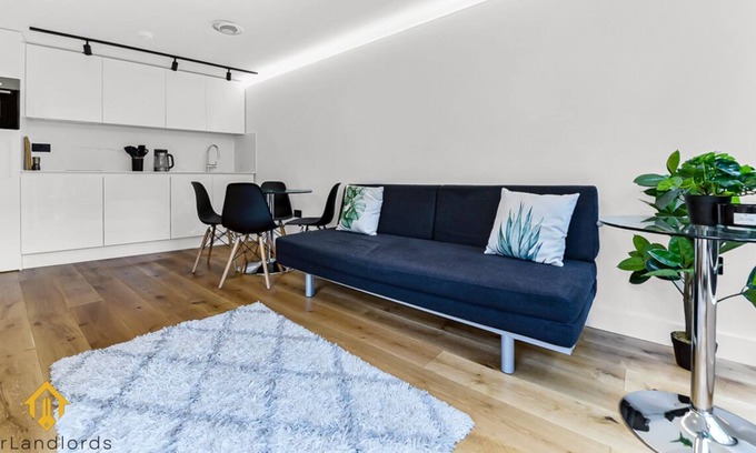 Fortis Green House | Charming Modern Chic Pad Summer House