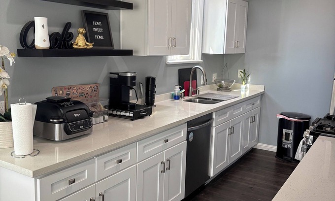 Whittier House | Charming Modern Dog Friendly 3-bedroom House near Disneyland