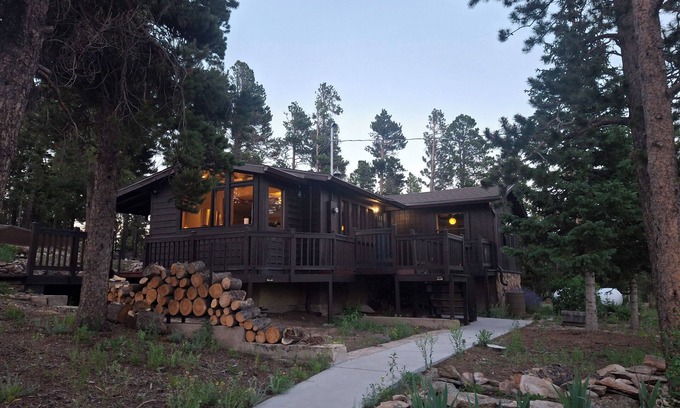 Coal Creek Canyon Cottage | Charming Mountain Cabin- Modern and Private Fully remodeled, high-speed internet