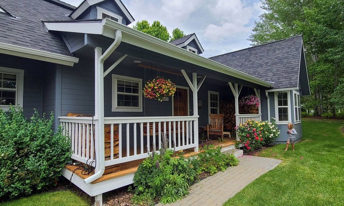 Hailey House | Charming Mountain Getaway in Heart of Hailey + Gorgeous Yard & Hot Tub!