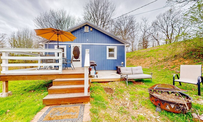 Andersonville Cottage | Charming mountain-view cottage with golf nearby, firepit & W/D - dog-friendly