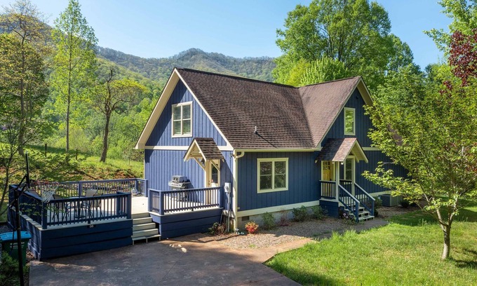 Bakersville Cabin | Charming Mtn Lodge, Fire Pit, Mtn View, WiFi, Grill, Treehouse, Close to town!