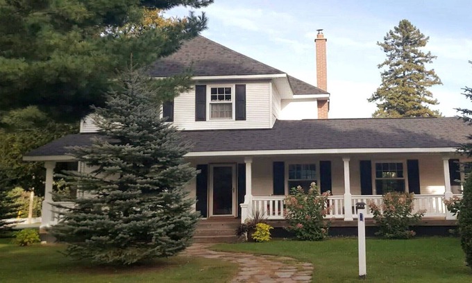 Baysville House | Charming Muskoka Getaway (with event space)