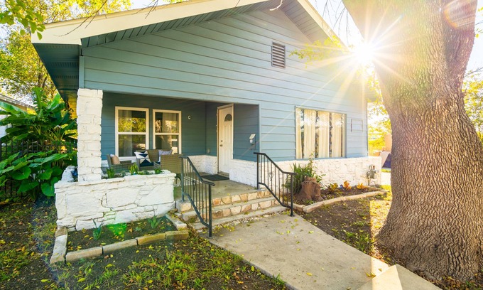 Highland Park House | Charming newly renovated 3 bed 2 bath - 2 miles from attractions