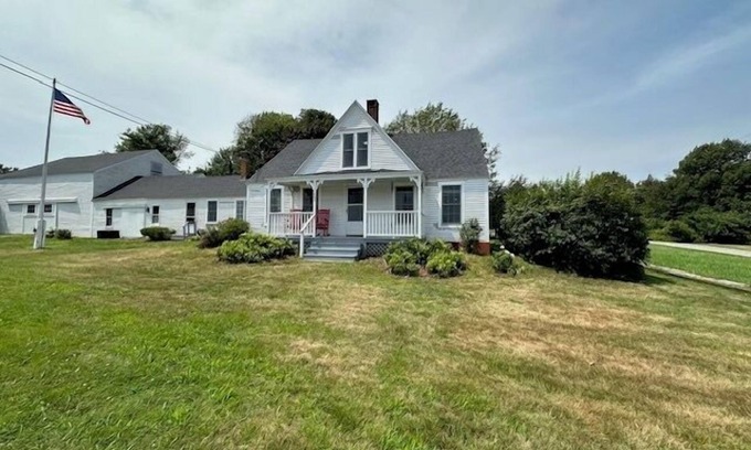 Mid-Coast and Islands House | Charming, Newly Renovated Harpswell Coastal Farmhouse- 4 comfortable Bedrooms, 2.5 Bath. Ocean v.