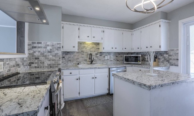 Raytown House | Charming Newly Renovated 3 bedroom Home- close to Major Kansas City attractions