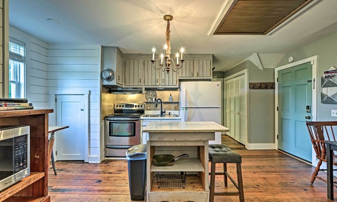 Newnan House | Charming Newnan Carriage House on 95 Acres!