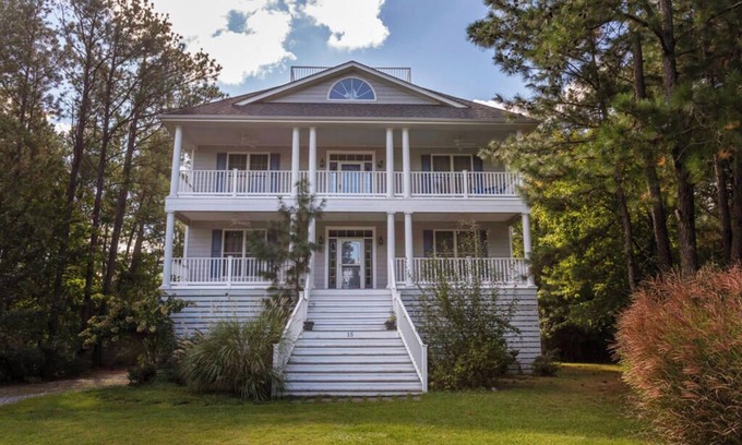 North Shores House | Charming North Shores Home with Ocean Views, Pool, Tennis, & Private Beach!