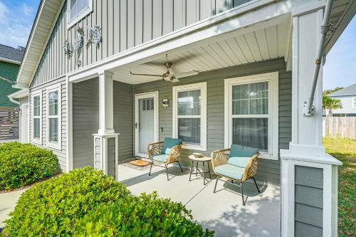 Long Beach House | Charming Oak Island Beach House with Fire Pit and Yard