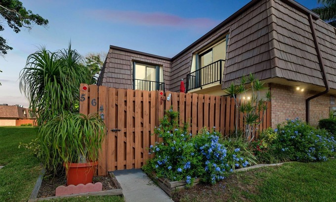 Palm Springs House | Charming Oasis, Hidden Gem In Palm Springs 2 Bedroom Townhouse by Redawning