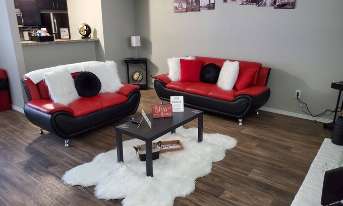 North Arlington House | Charming One-Bedroom Townhome near AT&T Stadium