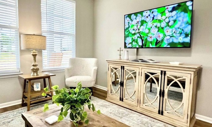 Oxford Cottage | Charming Oxford Retreat with 3 Bedroom Suites!