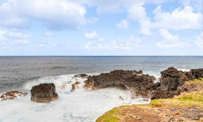 Kapoho House | Charming Pahoa Retreat w/Deck - 1 Block to Ocean!