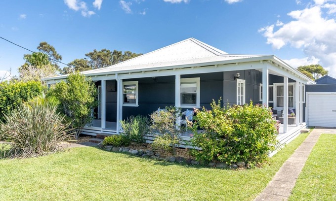 Culburra Beach House | Charming Pet friendly Beach Cottage - 100m to beach and lake