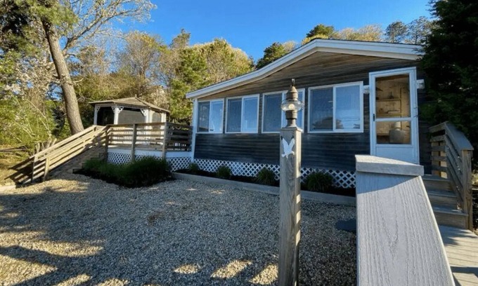 South Dennis Cottage | Charming pet friendly cottage steps from Follins Pond.