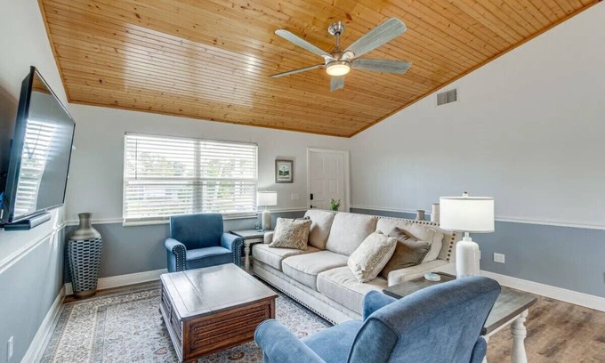 Bokeelia House | Charming Pet-Friendly Bungalow. n2 bed/2 bath Near Jug Creek & Boat Ramp