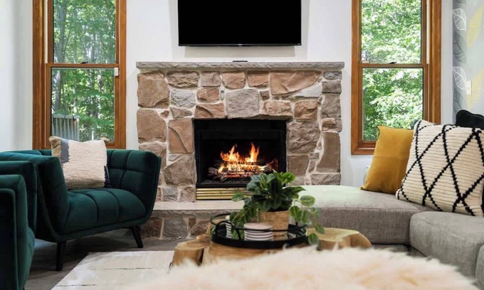 East Stroudsburg House | Charming Poconos retreat with hot tub & fireplace