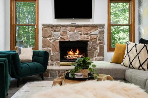 East Stroudsburg House | Charming Poconos retreat with hot tub & fireplace
