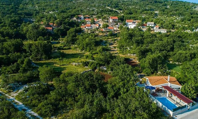 Zagvozd Villa | Charming poolside villa in beautiful countryside