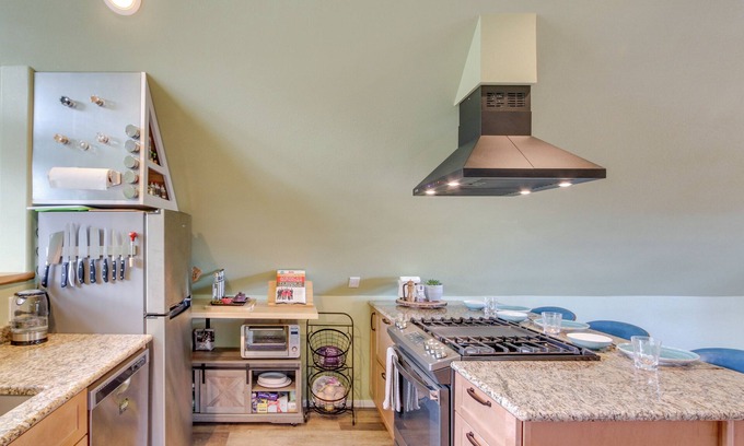 Port Angeles Apartment | Charming Port Angeles Studio w/Deck & Views!
