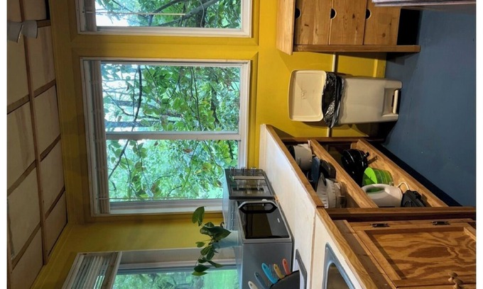 Fairfax Station Cottage | Charming private cottage w/parking, WiFi, AC, heat, full bed, deck, kitchenette