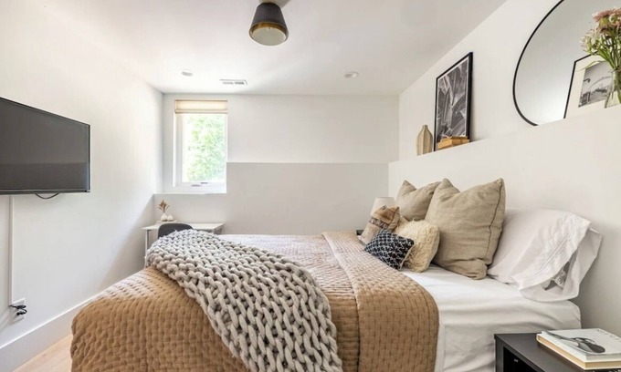 Glencliff House | Charming Private Room & Bath with Private Entrance Near Downtown Nashville