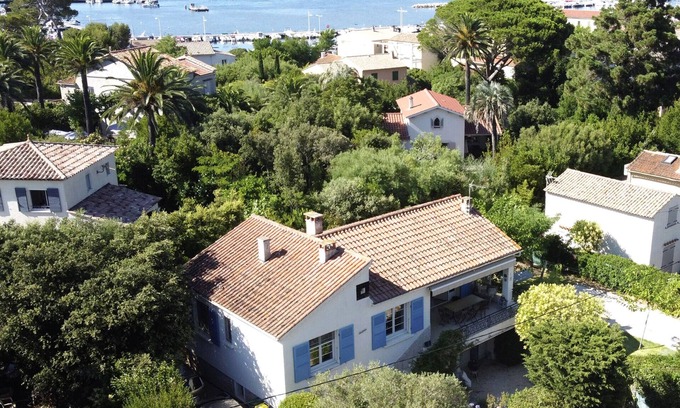 Le Brusc House | CHARMING, QUIET house in Le Brusc right next to the sea and shops