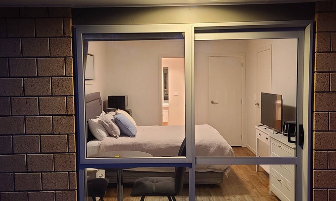 Rangiriri Apartment | Charming Queen Bedroom Studio Near SH1 & Hampton Downs: Pet-Friendly!