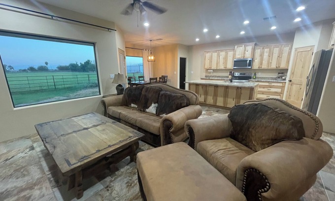 San Tan Valley House | Charming Queen Creeks R6 Ranch 4-bedroom house with WiFi and AC.