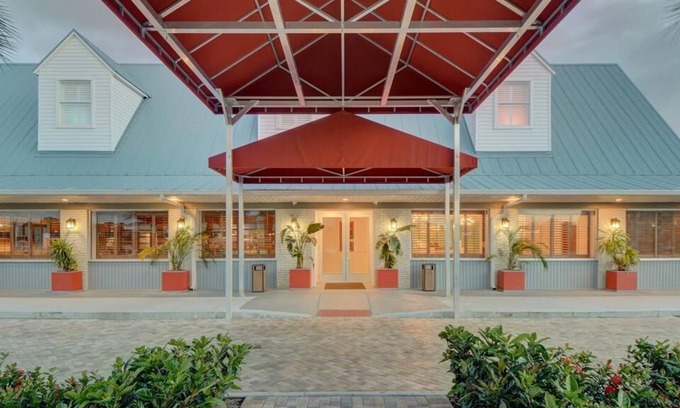 Melbourne Apartment | Charming remodeled award winning hotel featuring 2 room suites.