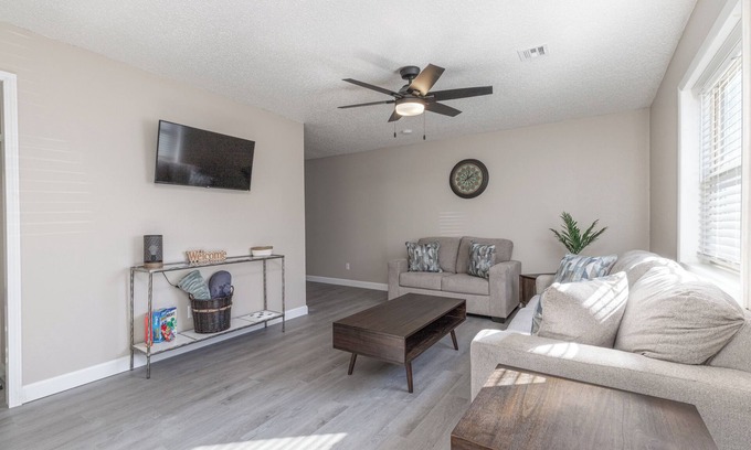 St. Robert House | Charming Renovated 2 Bedroom Townhome LESS THAN 10 mins from FLW Main Gate