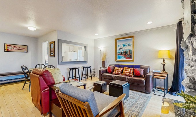Warm Springs Condo | Charming Resort Condo with Shared Hot Tub - Walking Distance to Ski Lifts