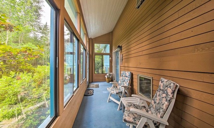 Orrs Island House | Charming Retreat w/Deck ~ 4 Mi From Casco Bay!
