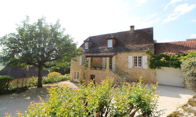 Bezenac House | Charming Romantic Home With Large Garden & Pool